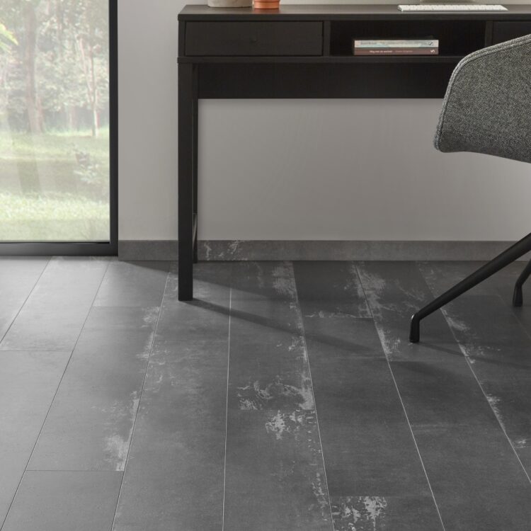 Strakke plint in steenlook langs pvc steenlook tegels.