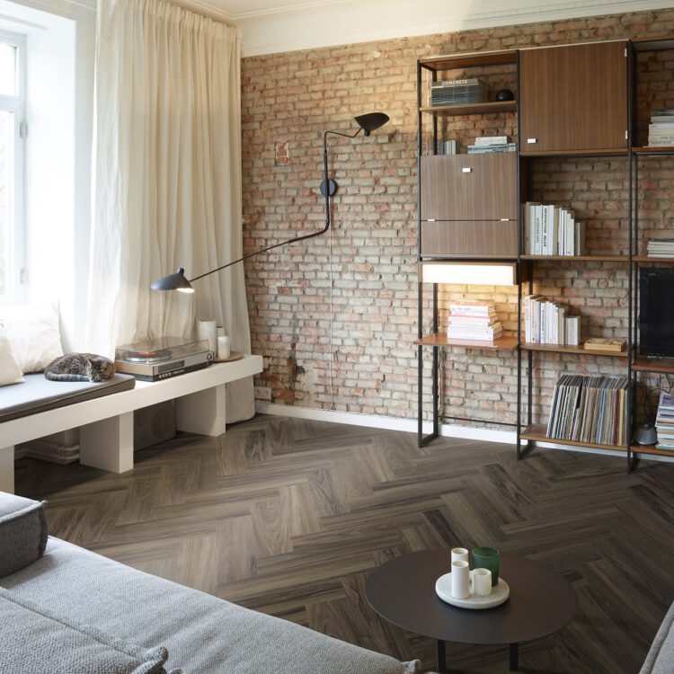 Woonkamer met donkere vloer houtlook visgraat pvc natuurlijke stijl