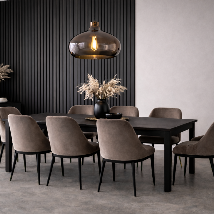 Eetkamer met 8 persoons tafel, moderne stoelen en een accentmuur met houten wandpanelen in zwart.