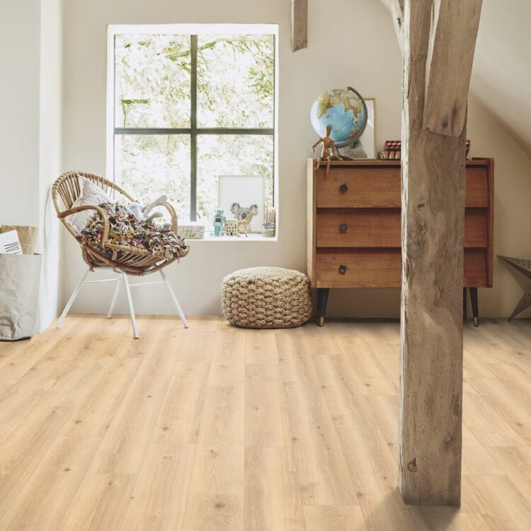 Lichte houtlook pvc-vloer in slaapkamer