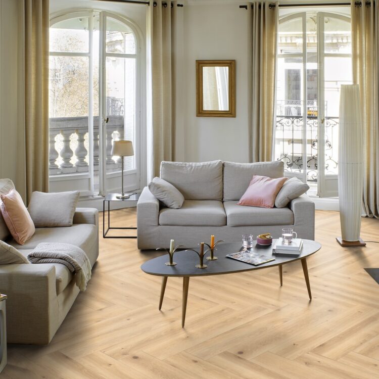 Lichte houtlook pvc-visgraatvloer in woonkamer