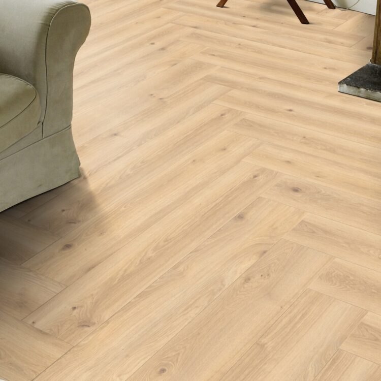 Lichte houtlook pvc-visgraatvloer in woonkamer