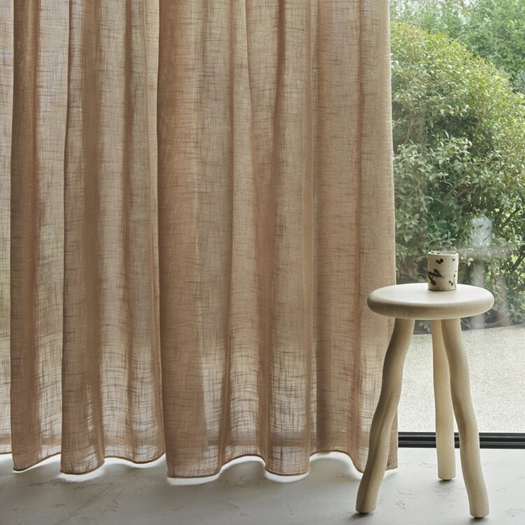 Warme kleur gordijnen vitrages voor grote raampartij