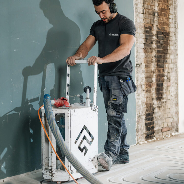 Het inslijpen van Easywarm vloerverwarming in een gipsvezelvloer.