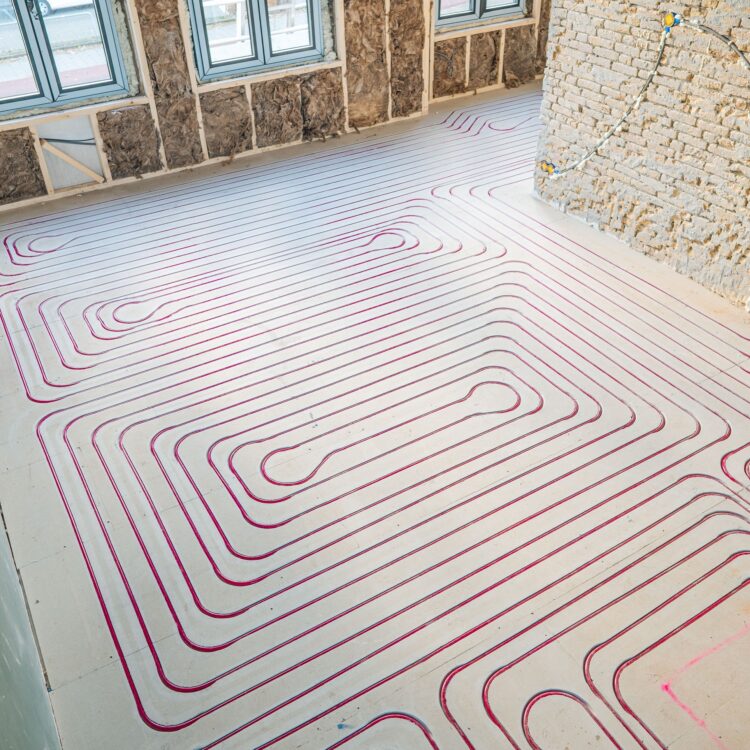 Detail ingefreesde vloerverwarming, vloeroppervlak met sleuven.