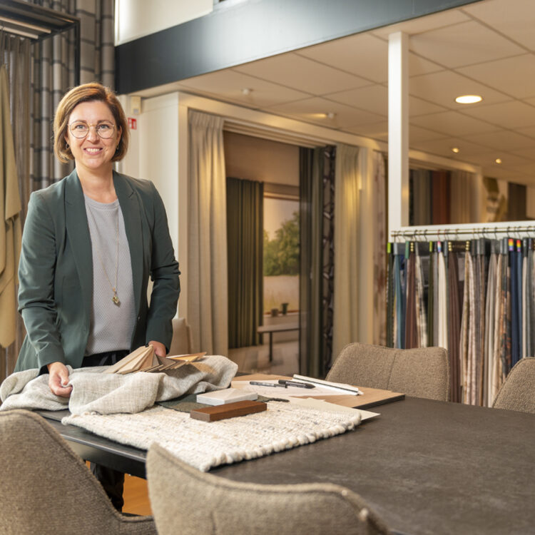 Ellen in de woonwinkel Thuisin Kooijman Gladzo in Woerden