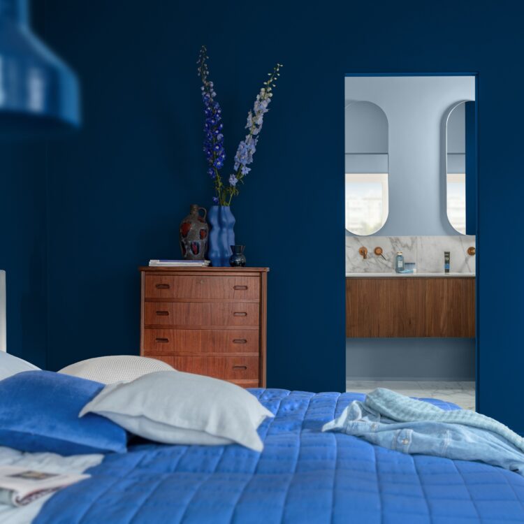 Flexa Kleur van het jaar 2026 Rhythm of Blues Indigoblauw verftinten in de slaapkamer