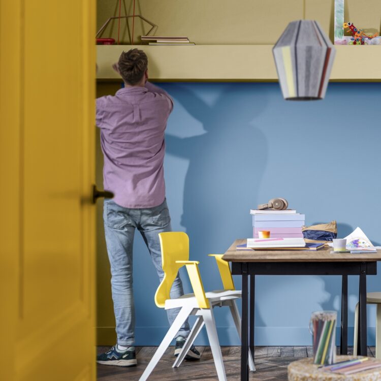 Kinderkamer met geel geschilderde houten deur combineer met muurverf in zachte beige en pastelkleuren voor een fijne sfeer. Flexa kleurtrend TRUE JOY.