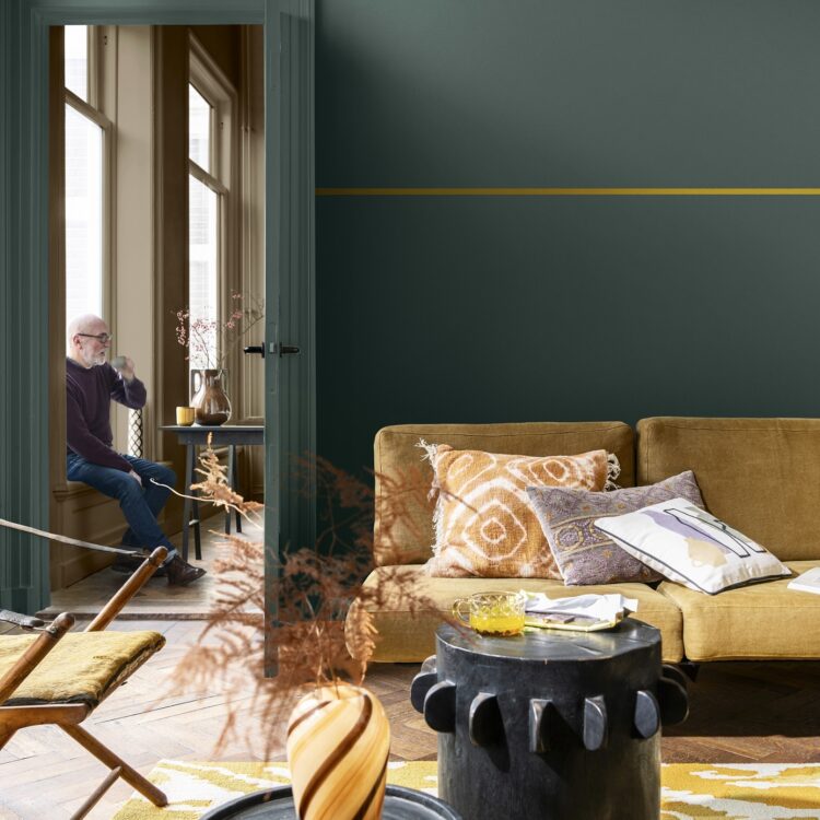 Woonkamer in retro stijl met warme petrol kleur muurverf voor diepte