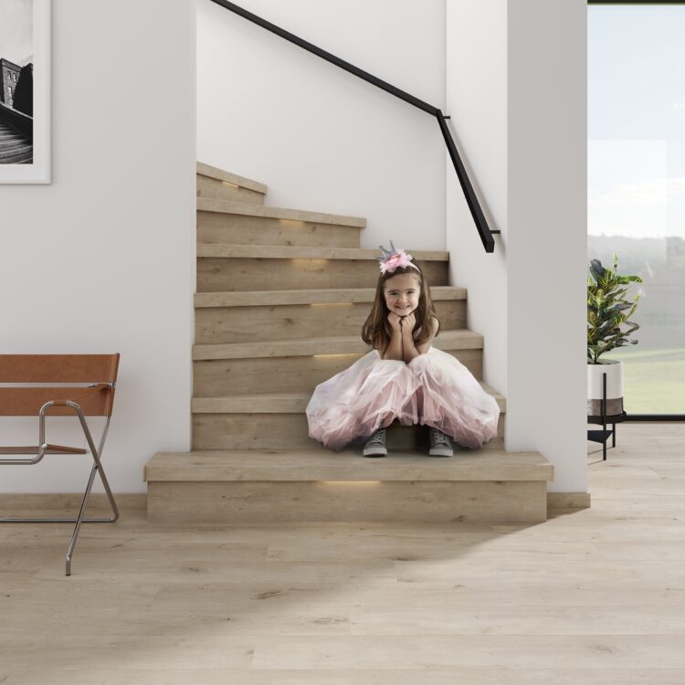 Trap in woonkamer met stijlvolle trapbekleding en trapverlichting