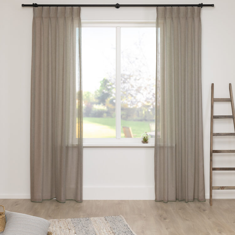 Modern stijlvol vitrage-gordijn van Vriesco in olijfgroen