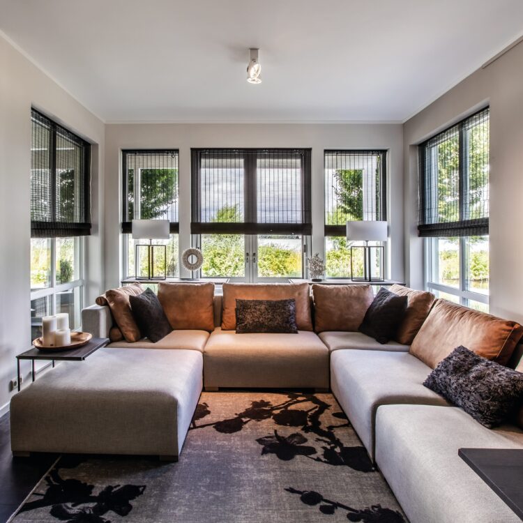 Zwart geweven hout raamdecoratie in de woonkamer