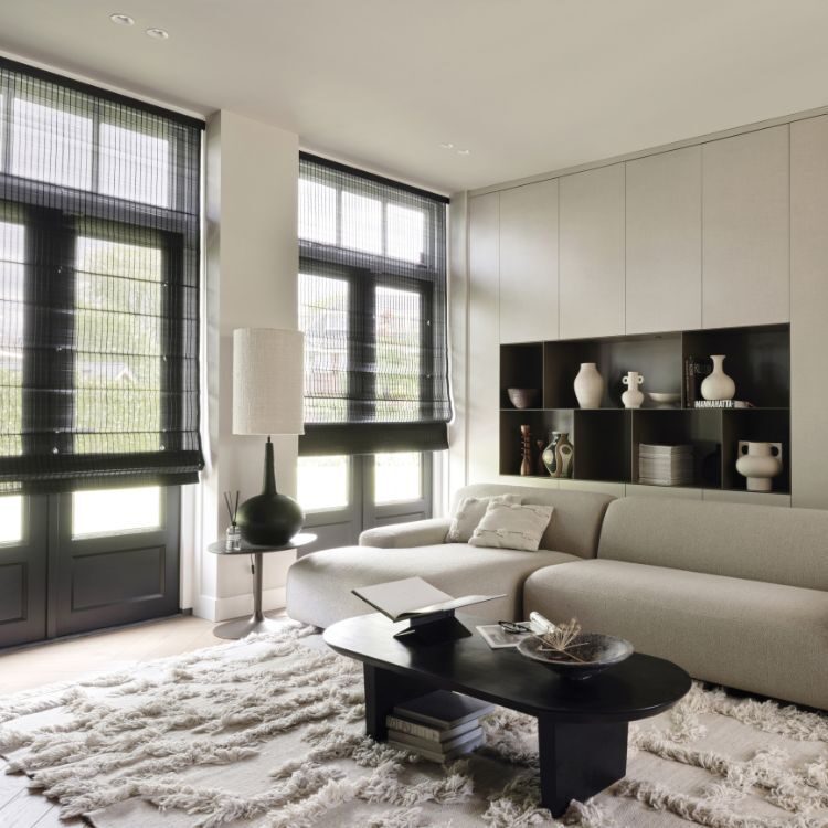 Geweven hout vouwgordijnen zwart in hotel chic woonkamer