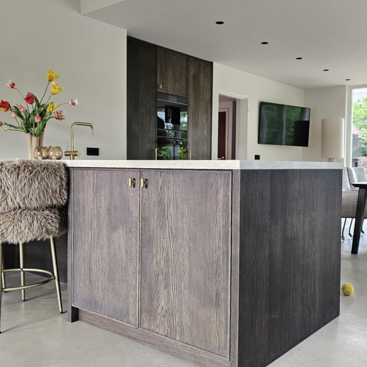 Keukenfronten op maat van Hello Front in warme houtstructuur en eigentijdse stijl.