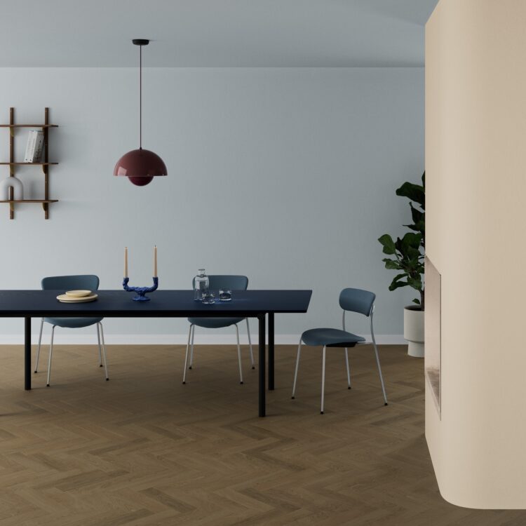 Woonkamer met visgraat vloer, zwarte houten tafel en muur in vergrijsde blauwtint muurverf van Histor