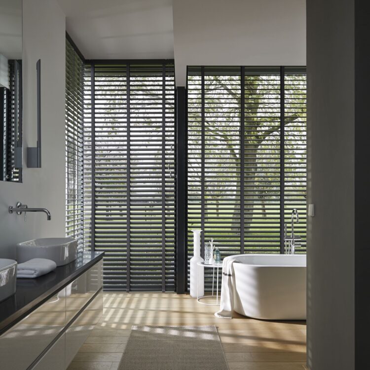 Horizontale jaloezieen Luxaflex zwart badkamer
