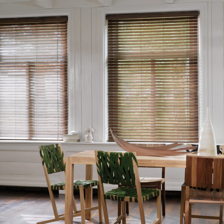 Horizontale jaloezieën hout Luxaflex eetkamer