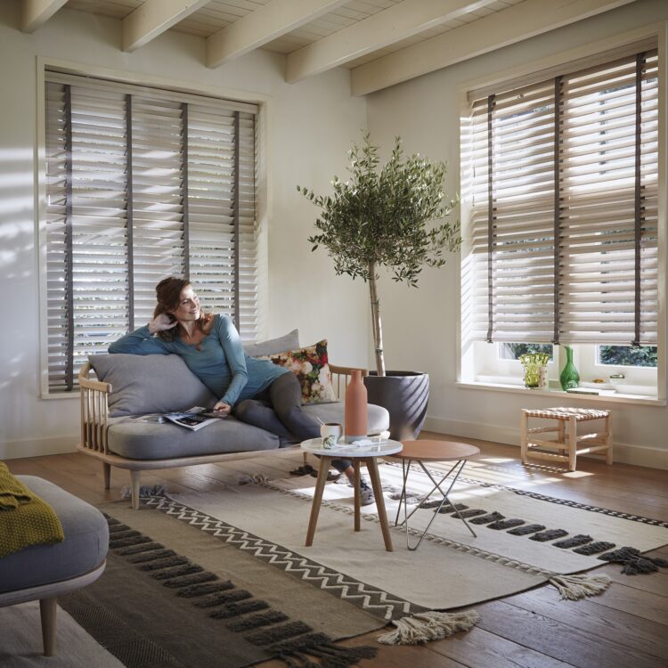 Horizontale jaloezieen hout Luxaflex wit woonkamer