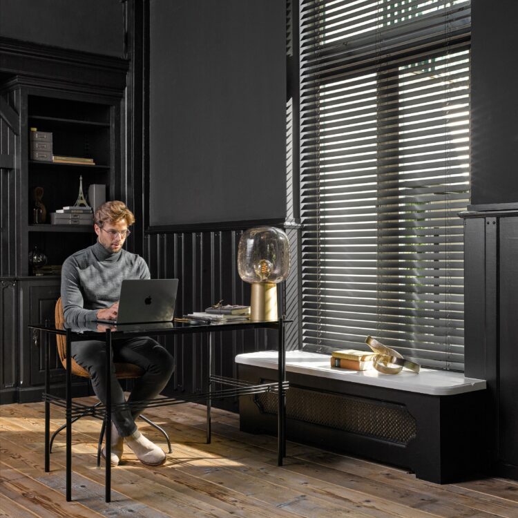 Houten jaloezien Luxaflex zwart werkkamer mens