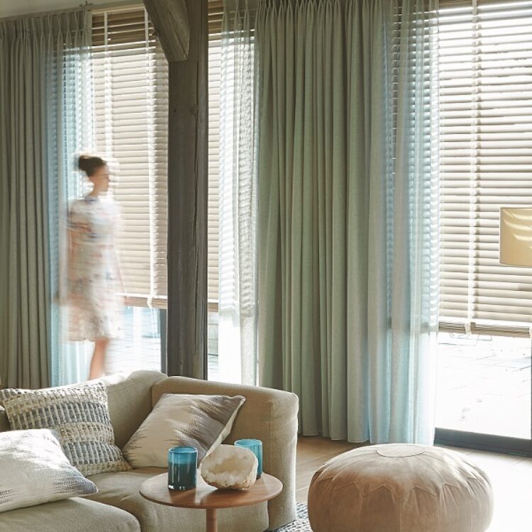 Gordijnen met jaloezieën combineren - A house of happiness