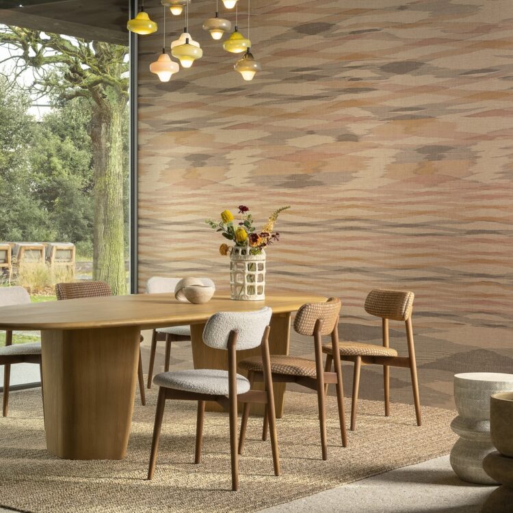 Design eetkamer met opvallend Arte behang met organisch patroon