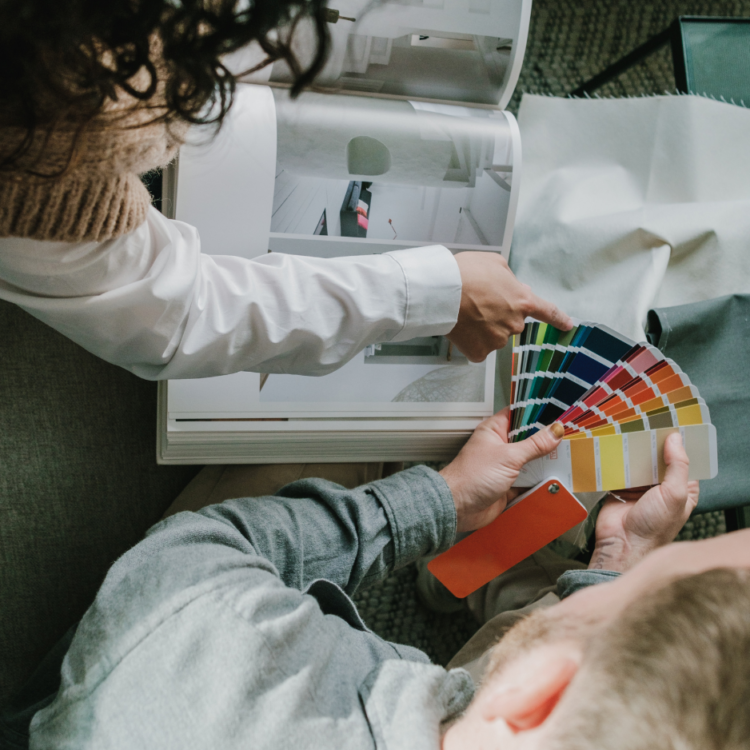 Met kleur- of interieuradvies zorg je ervoor dat materialen, kleuren en producten perfect matchen, de experts van Thuisin helpen je graag verder.