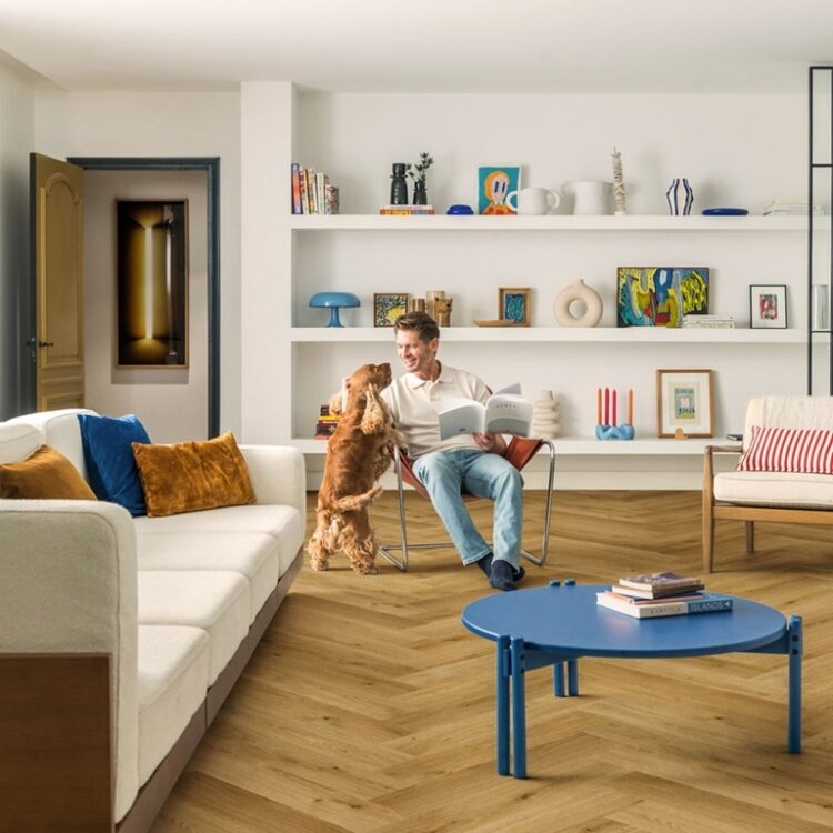Kaneel Eik Visgraat Laminaat Quick-Step in moderne woonkamer