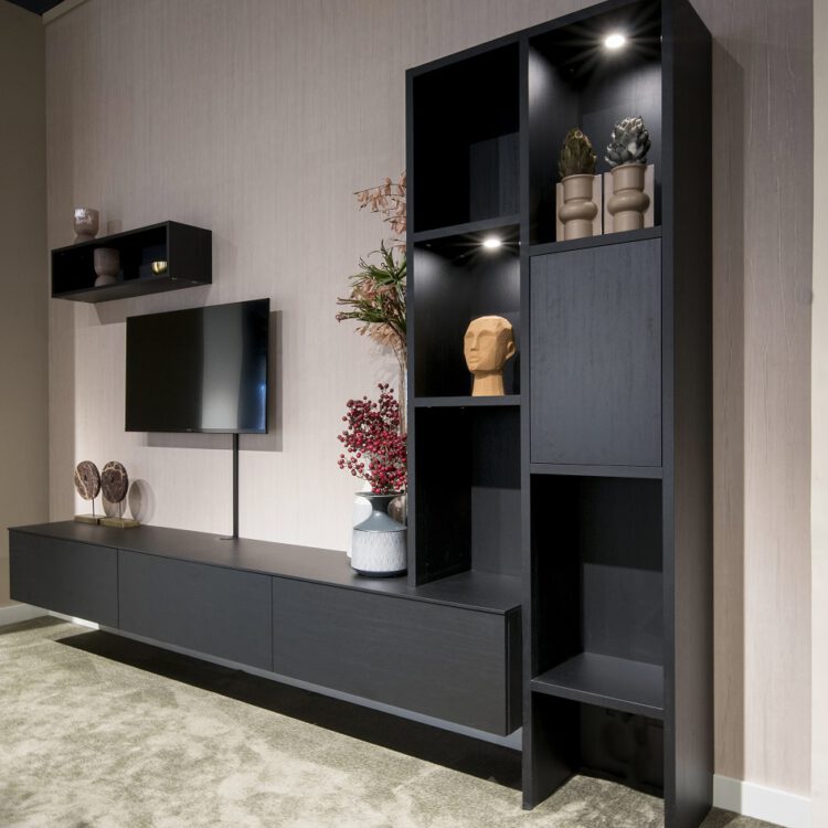 Zwarte tv kast op maat met verlichting, open vakken en dicht gedeelte met soft close deurtjes