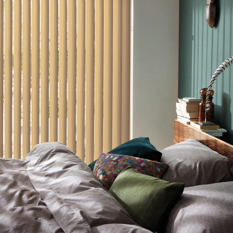 Gele lamellen in de slaapkamer