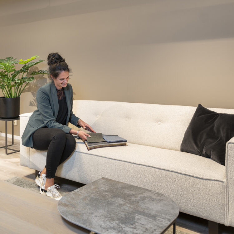 Linda in de woonwinkel Thuisin Kooijman Gladzo in Woerden