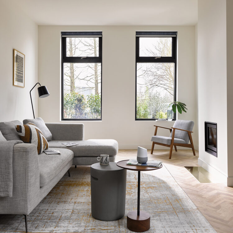 Moderne woonstijl bij Thuisin - Luxaflex® Light Line rolgordijnen