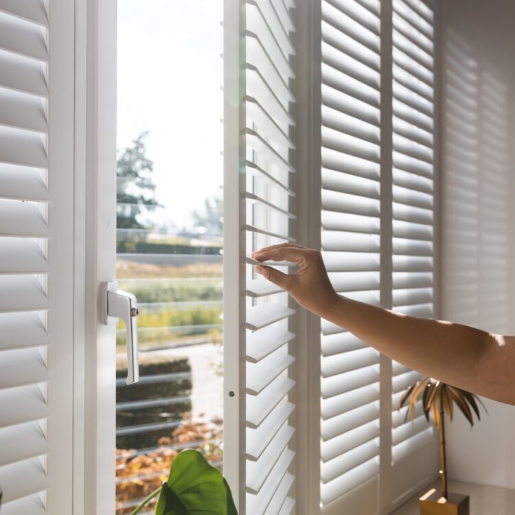 Keuken met houten shutters voor draaikiepramen