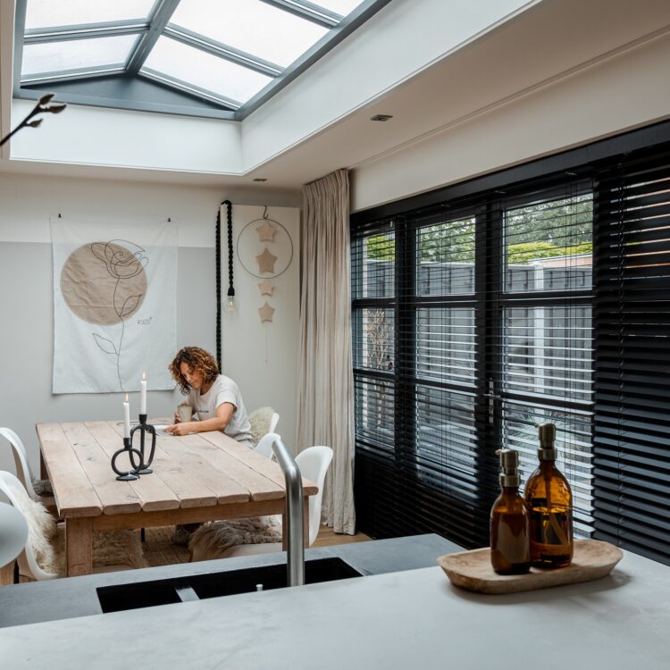 Luxaflex raamdecoratie horziontale zwarte jaloezieën in de keuken