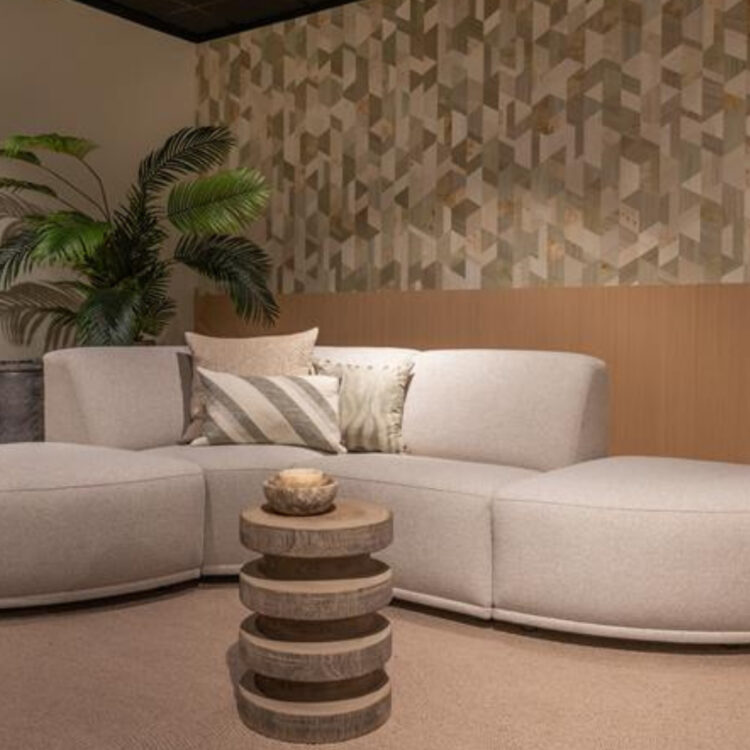 Woonkamer met Arte behang en Quartz-R in grijze tinten met grijze hoekbank
