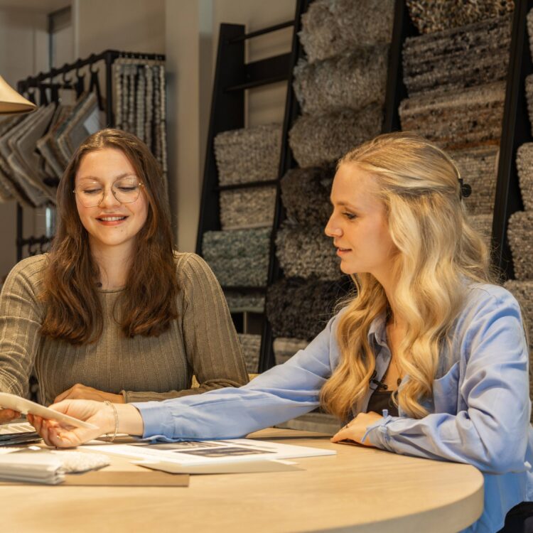 Interieuradvies aan tafel met interieurstalen