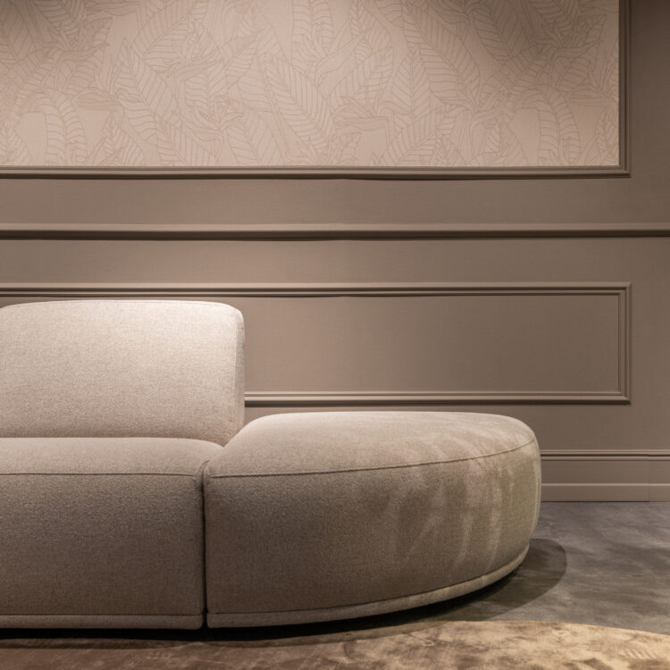 Woonkamer met Arte behang en Quartz-R in grijze tinten met grijze hoekbank