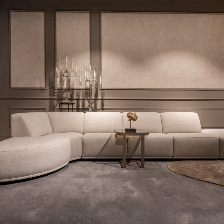 Woonkamer met Arte behang en Quartz-R in grijze tinten met grijze hoekbank