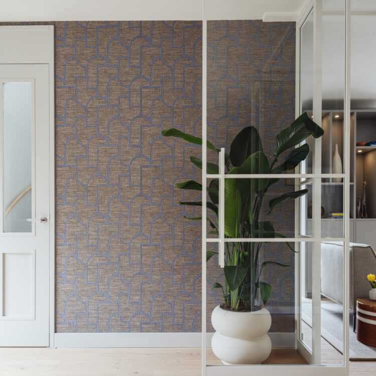 Witte stalen deuren met houten vloer bij Thuisin