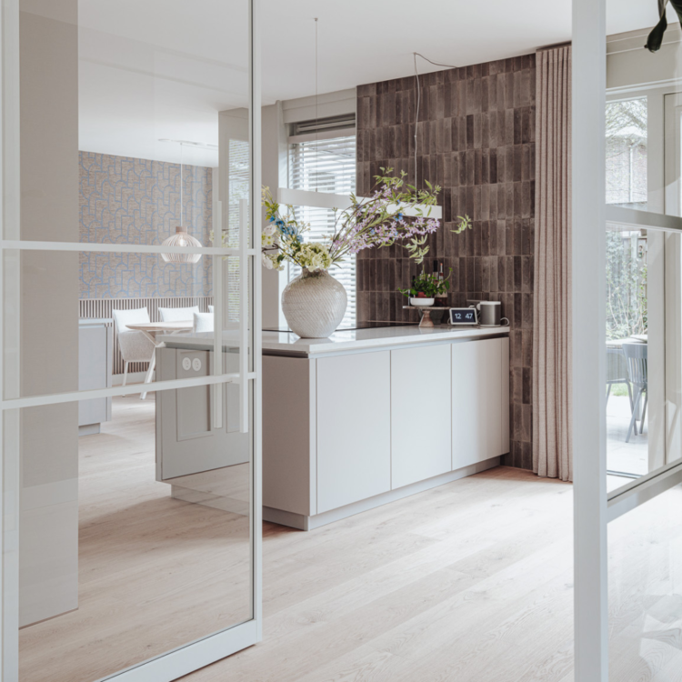 Roomdivider met witte stalen deuren, wavegordijnen en nieuwe vloer – stijlvol én functioneel