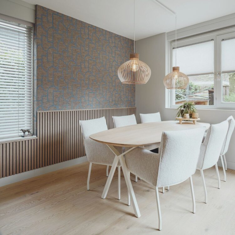 Eethoek met lichte lindura vloer, wandpanelen en behang