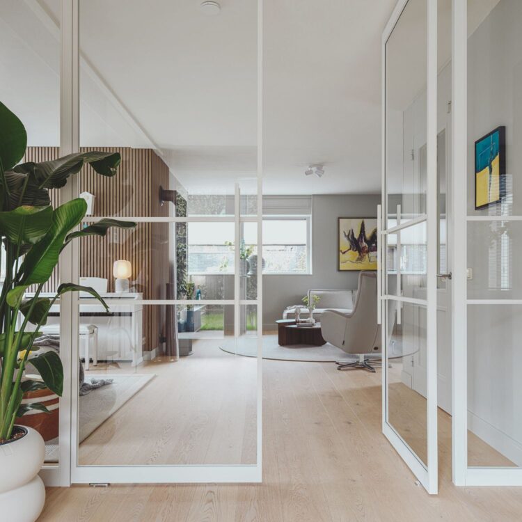 Witte metalen deuren in de woonkamer met een lichte eiken Lindura vloer