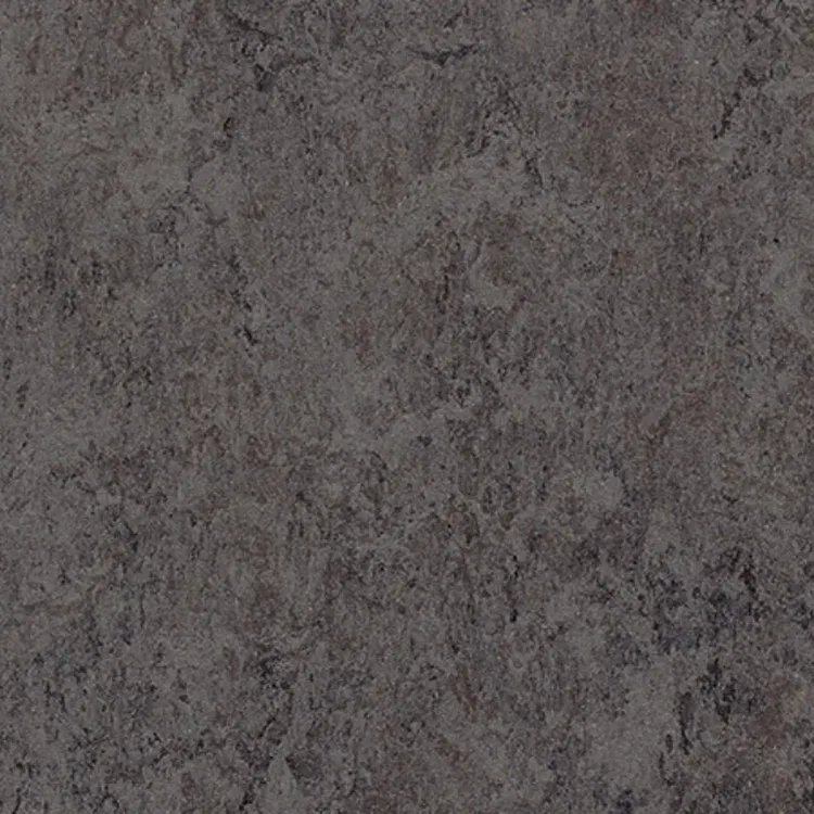 Close-up van Marmoleum Fresco Lava, donkergrijze vloer met warme bruine marmering