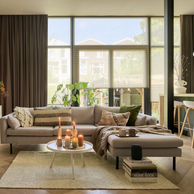 Gezellig interieur met warme vloer, gordijnen en wanddecoratie