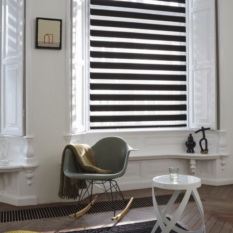 Zwarte Luxaflex multishades bij zithoek