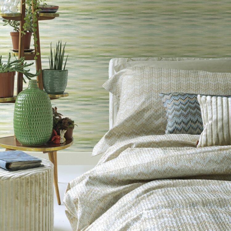 Slaapkamer met tropisch behang en planten