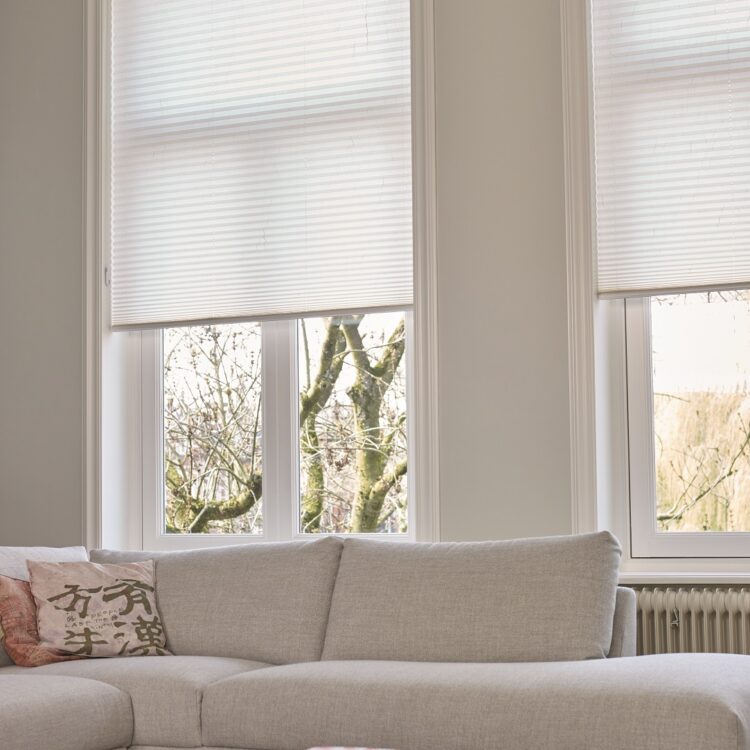 Witte Multisol plisségordijnen in de woonkamer