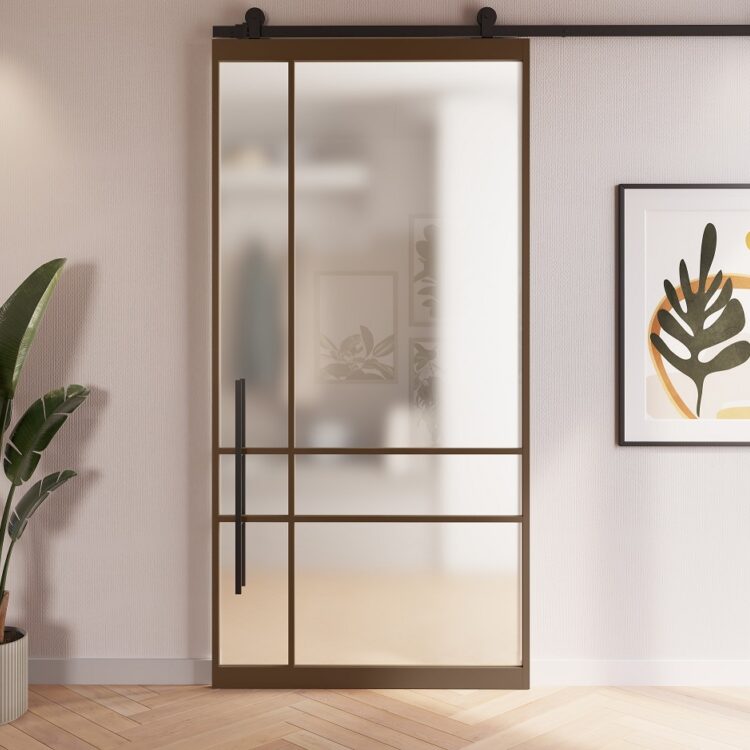 Detail stalen deur in brons met melkglas voor privacy in combinatie met veel daglicht in huis.