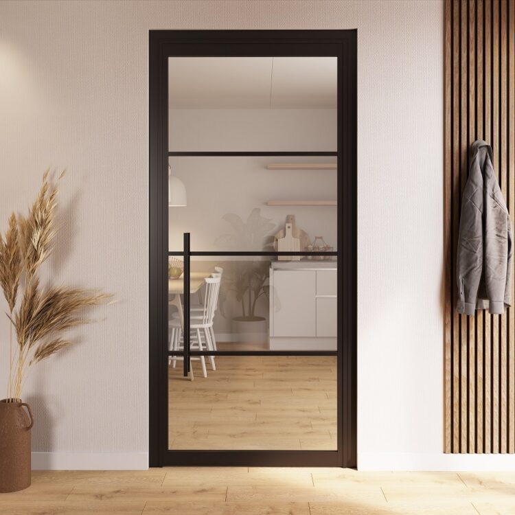 Detail zwarte stalen deur met 4 horizontale glazen ruiten en een stoere deurgreep passend bij een modern interieur.
