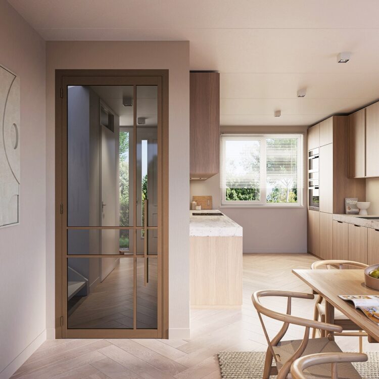 Woonkeuken in warme kleuren met visgraat vloer, houten meubelen en bronzen stalen deur naar de hal toe.