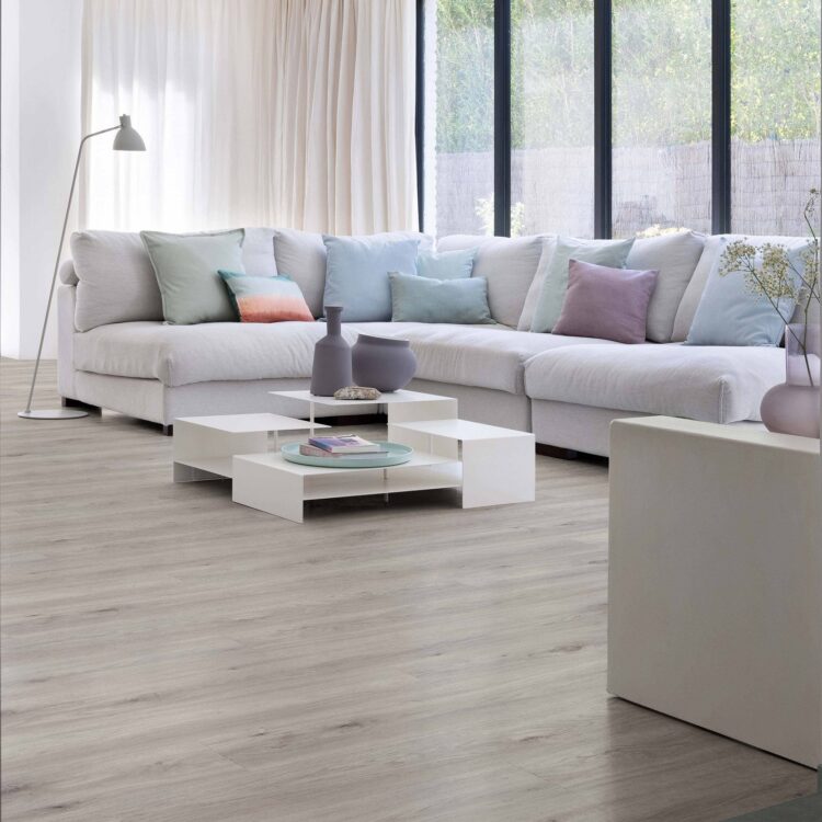 Woonkamer met lichte zomerse vinylvloer in Scandinavische stijl en minimalistische inrichting. Thuisin